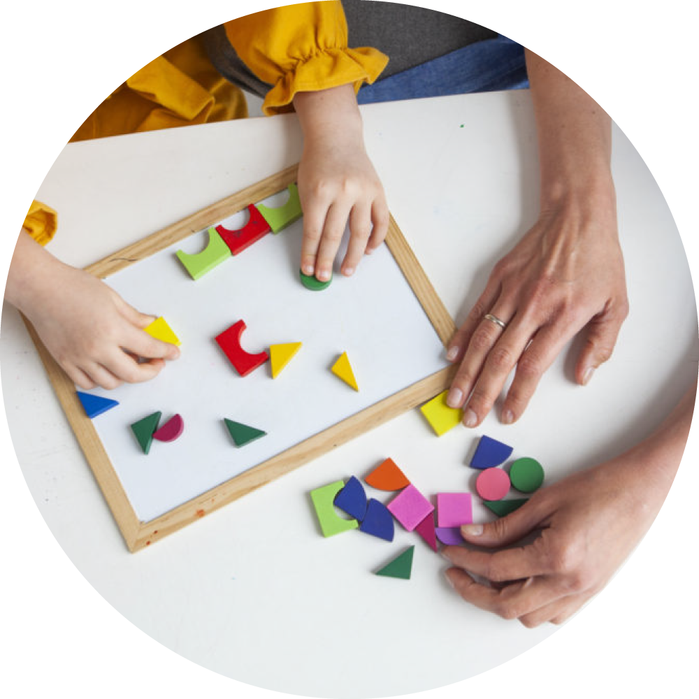 カラフルなパズルをしている2人